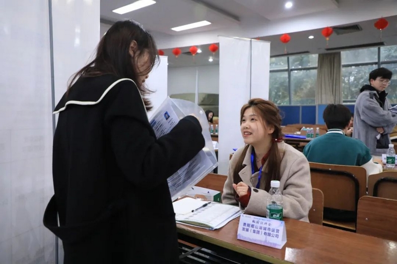 公司代表與高校畢業生交流。