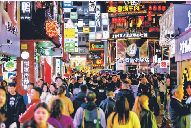 圖為4月8日晚，市民、游客在青云市集游玩。