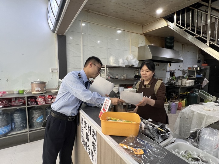 耐心講解稅費優惠政策。