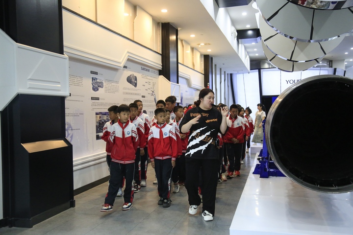 參觀學(xué)習(xí)。