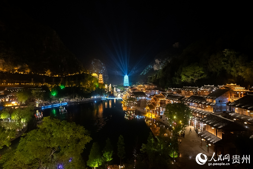 夜幕下的峰林布依景區。人民網記者 涂敏攝