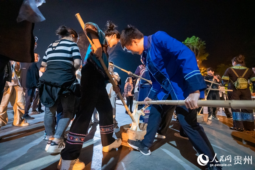 景區(qū)內(nèi)的打糍粑展演。人民網(wǎng)記者 涂敏攝