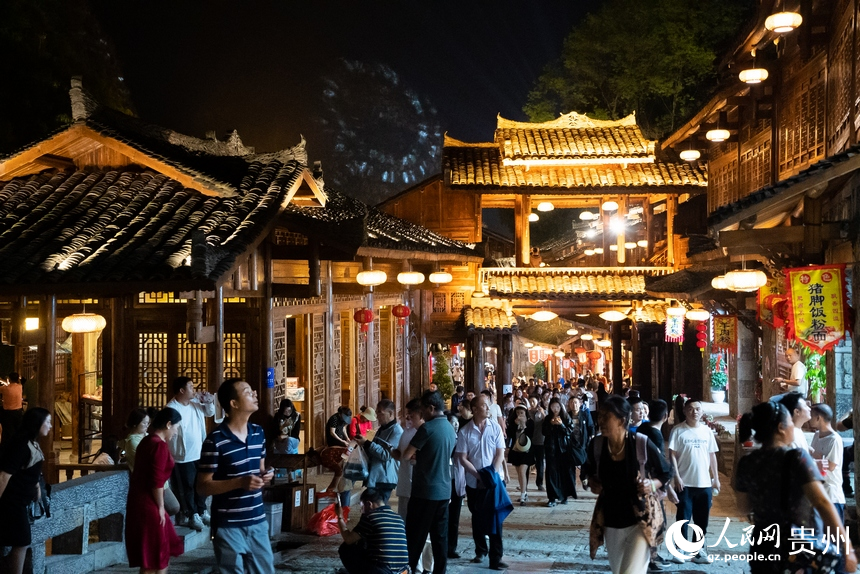 游客在景區(qū)內(nèi)游覽。人民網(wǎng)記者 涂敏攝