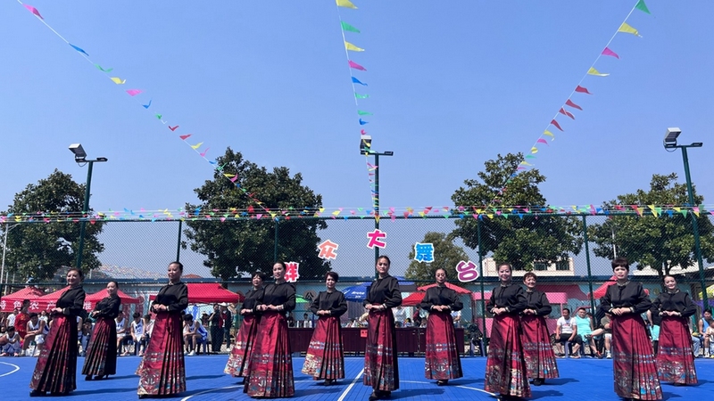 群眾大舞臺與健身運(yùn)動各美其美、相得益彰,贏得觀眾好評。姜繼恒攝