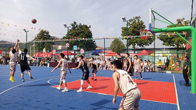 球場(chǎng)上,比賽雙方緊張對(duì)決,攻防有序,你來(lái)我往。姜繼恒攝