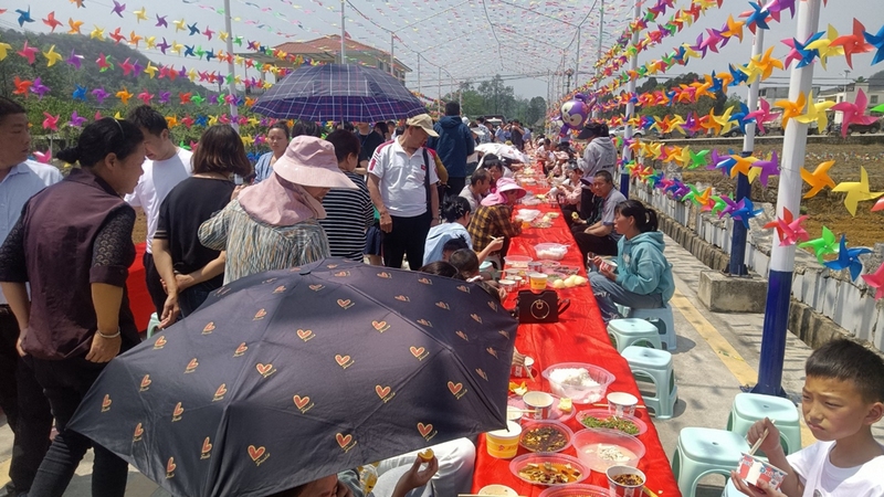 活動現場還設置“風車走廊”等游客打卡點,舉辦長桌宴,設置特色農產品展示區。姜繼恒攝