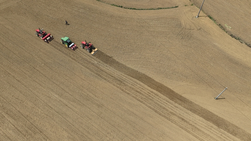 4月12日，農技人員在進行北斗智能農機操作演示。周訓貴攝