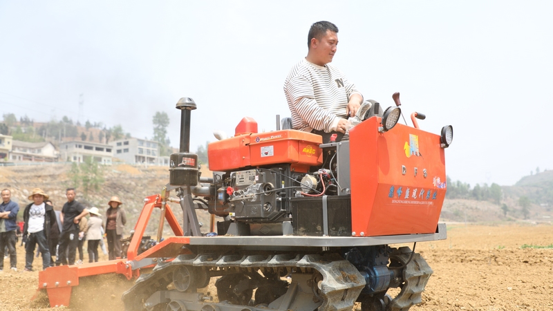 4月12日，農(nóng)技人員在進(jìn)行大豆玉米復(fù)合種植機(jī)械化操作演示。周訓(xùn)貴攝