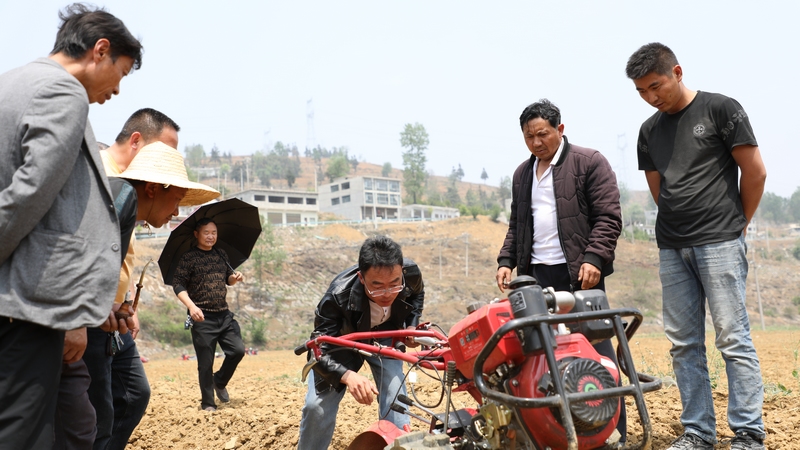 4月12日，農(nóng)技人員在進(jìn)行大豆玉米復(fù)合機(jī)械化種植技術(shù)培訓(xùn)。周訓(xùn)貴攝