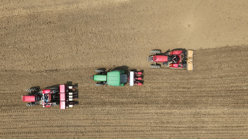 4月12日，農(nóng)技人員在進(jìn)行北斗智能農(nóng)機(jī)操作演示。周訓(xùn)貴攝