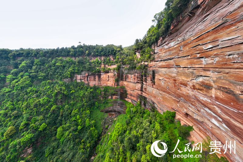 航拍赤水丹霞佛光巖景區。人民網記者 涂敏攝