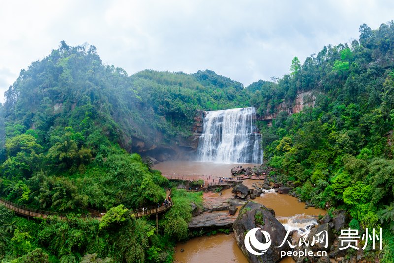 航拍赤水丹霞赤水大瀑布。人民網記者 涂敏攝
