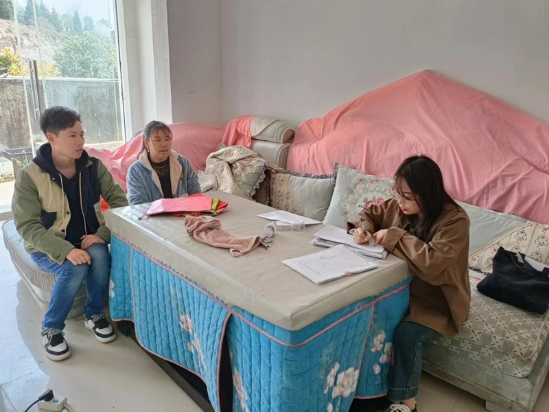 (1)楓漁社區(qū)支書(shū)吳莉波入戶走訪脫貧戶。