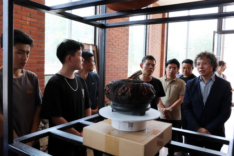 “清鎮瓜燈省級非遺傳承人”馮光超(右四)介紹清鎮瓜燈非遺文化。