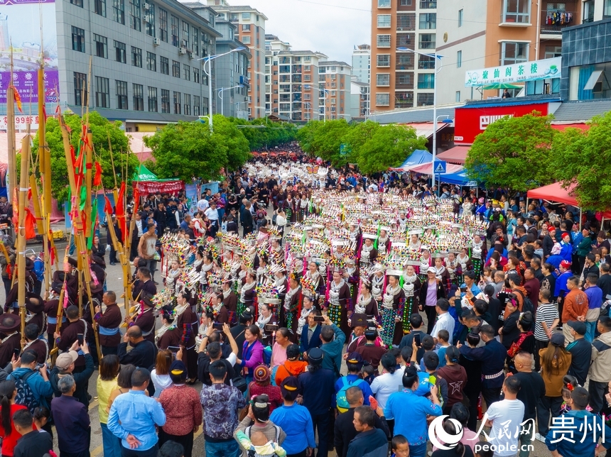 航拍姊妹節萬人盛裝游演隊伍。人民網 陽茜攝