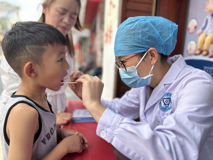 與大方縣中醫醫院共同開展愛牙日活動。貴陽市口腔醫院供圖