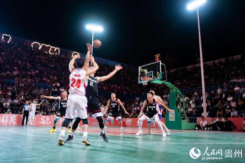 貴州省第二屆“美麗鄉村”籃球聯賽總決賽現場。人民網記者 涂敏攝
