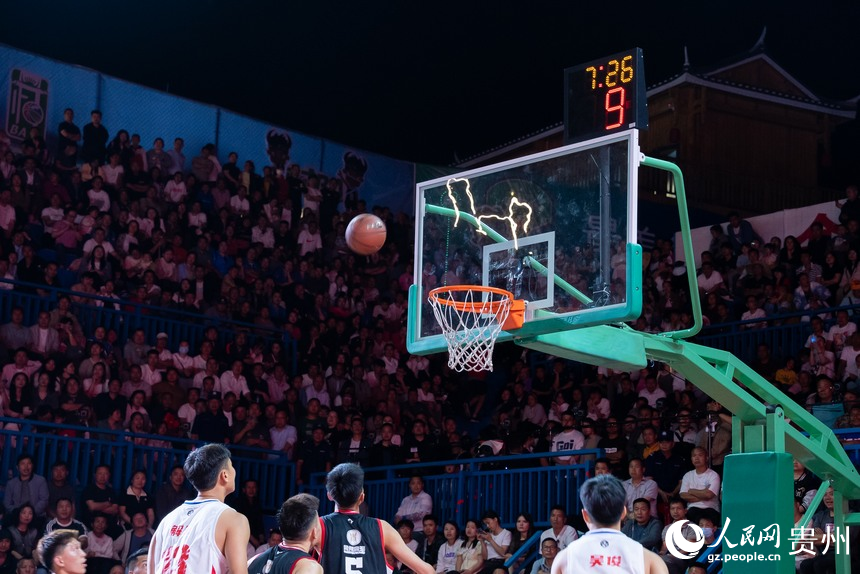 貴州省第二屆“美麗鄉(xiāng)村”籃球聯(lián)賽總決賽現(xiàn)場(chǎng)。人民網(wǎng)記者 涂敏攝
