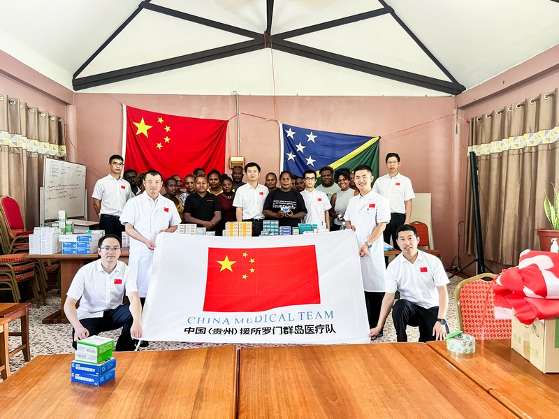 第2批援所中國醫療隊到社區義診合影。貴州省衛生健康委供圖