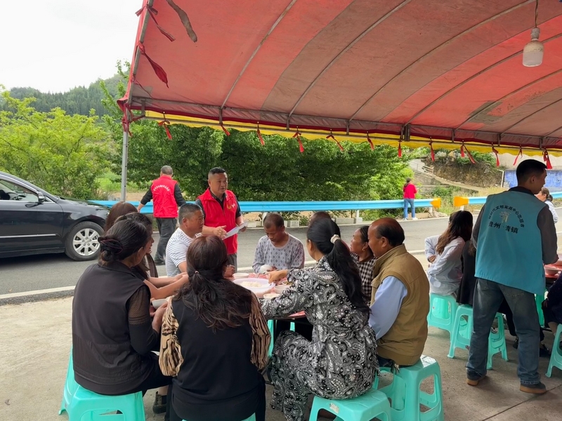 (3)服務(wù)隊(duì)在酒席現(xiàn)場開展治風(fēng)宣傳，引導(dǎo)車輛有序停放