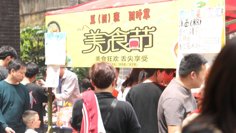 4月29日，大方金塔英才學校美食節現場一角。周訓貴攝