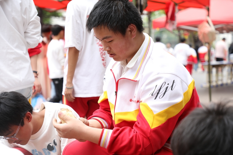 4月29日，同學們在美食節(jié)現(xiàn)場制作美食。周訓貴攝