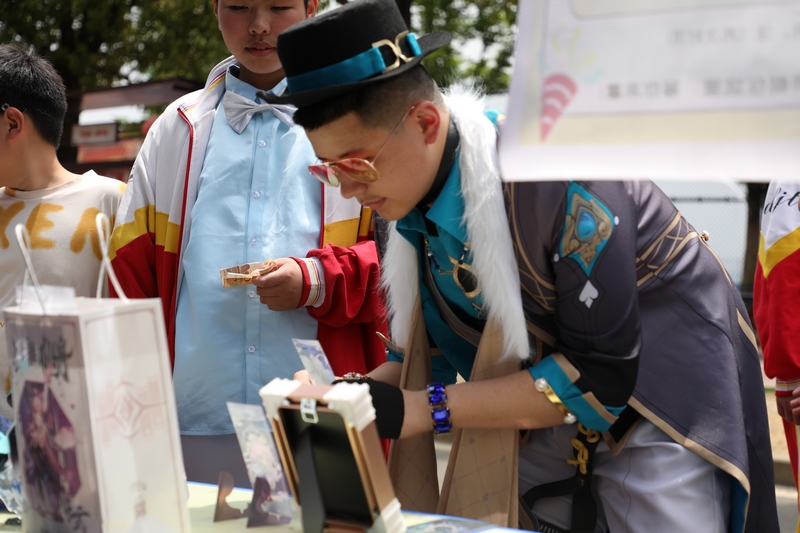 4月29日，同學們在美食節(jié)現(xiàn)場制作美食。周訓貴攝