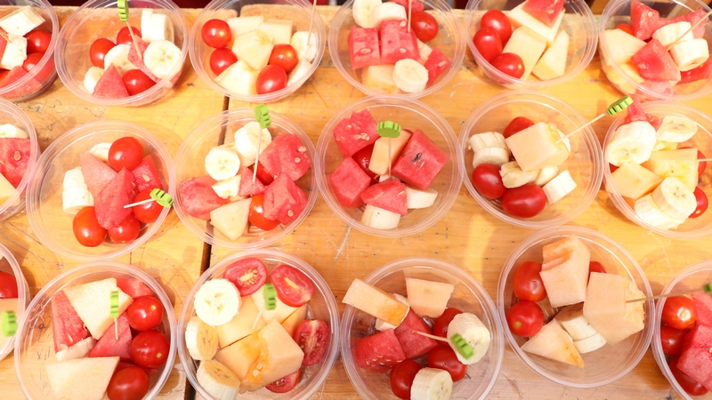 4月29日，同學(xué)們在美食節(jié)現(xiàn)場制作的美食。周訓(xùn)貴攝