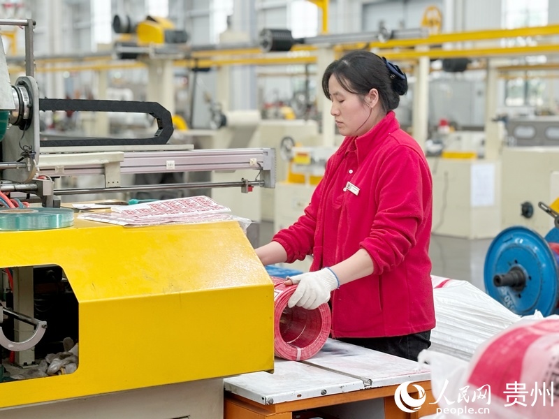 電纜車間內工人正在包裝成品。人民網記者 高華攝