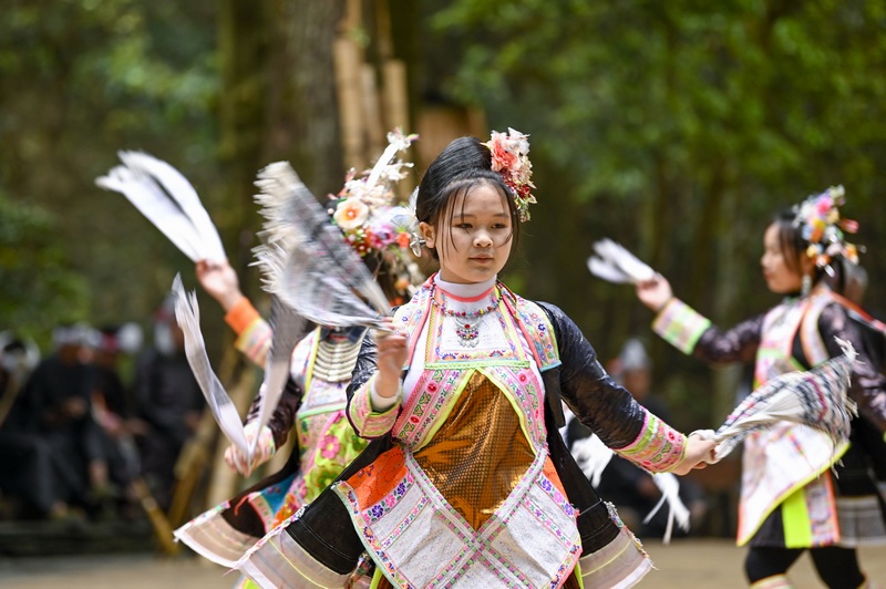 2024年5月1日，村民在貴州省從江縣丙妹鎮岜沙苗寨景區表演。