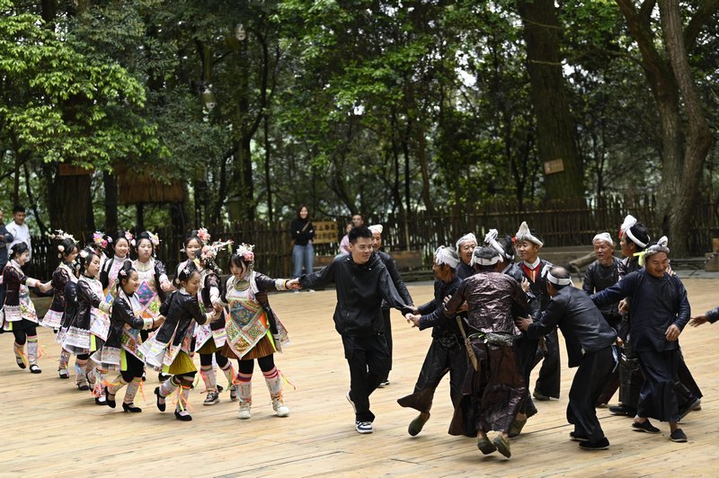 2024年5月1日，一名游客在貴州省從江縣丙妹鎮(zhèn)岜沙苗寨景區(qū)參與婚俗表演。