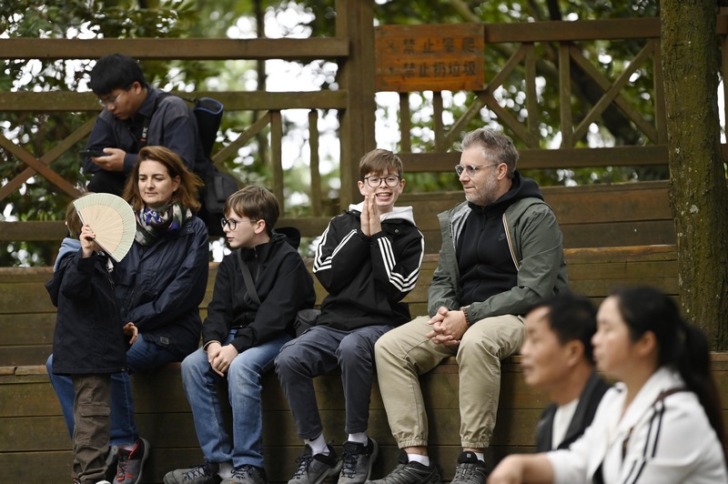 2024年5月1日，游客在貴州省從江縣丙妹鎮(zhèn)岜沙苗寨景區(qū)觀看表演。