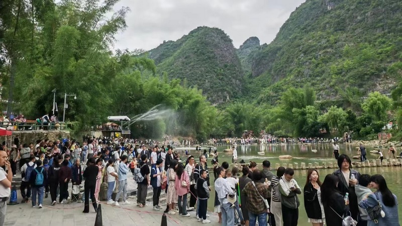 “五一”小長假第一天羅甸縣大小井風景名勝區(qū)游人如織.jpg