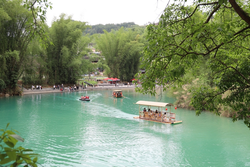 游客乘坐竹筏游覽自然風(fēng)光。