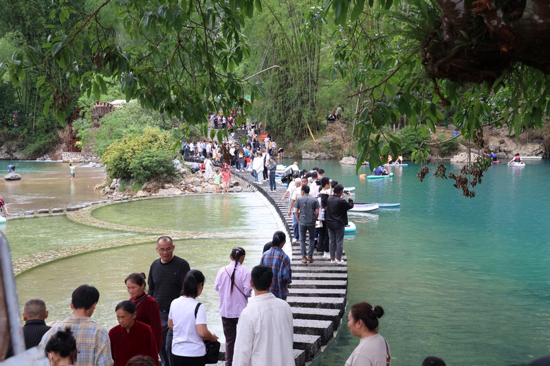 游客漫步于魚鱗汀步。