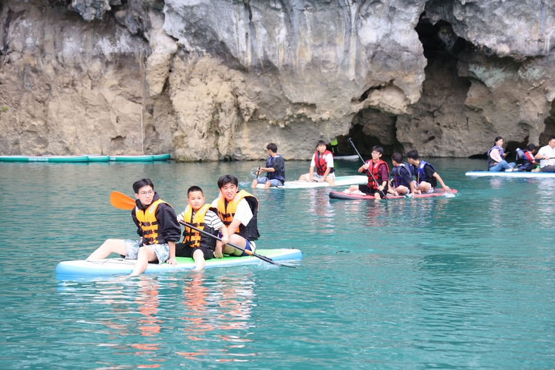 游客體驗(yàn)槳板。
