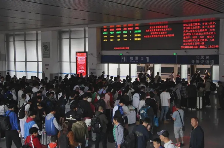 六盤水鐵路迎戰客流高峰。