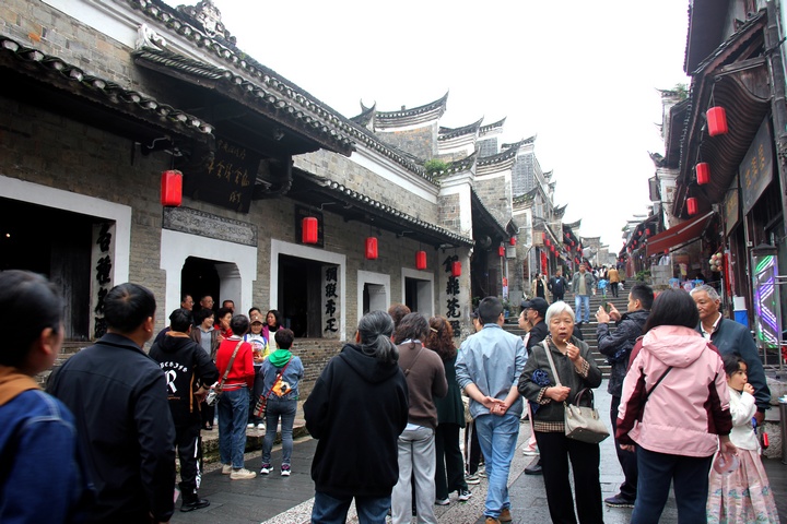 參觀黎平紅色景點的游客絡繹不絕。