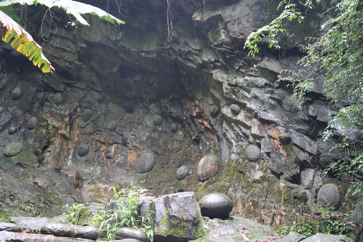 咕嚕景區(qū)產(chǎn)蛋崖。