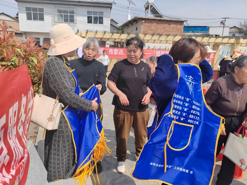 清鎮市巢鳳街道開展農村“五治”主題宣傳活動。（饒敏 攝）