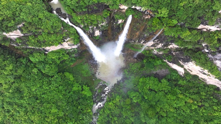 江凱河瀑布“三瀑同掛”正在“加載。