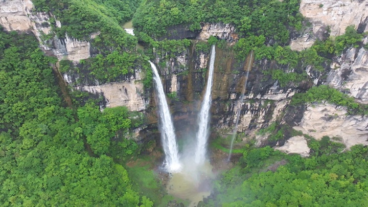 江凱河瀑布“三瀑同掛”正在“加載。