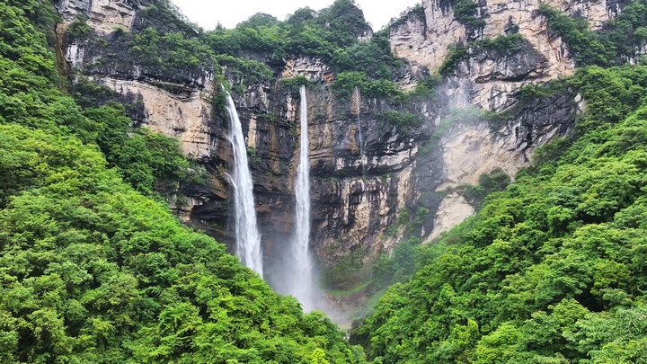 江凱河瀑布“三瀑同掛”正在“加載。