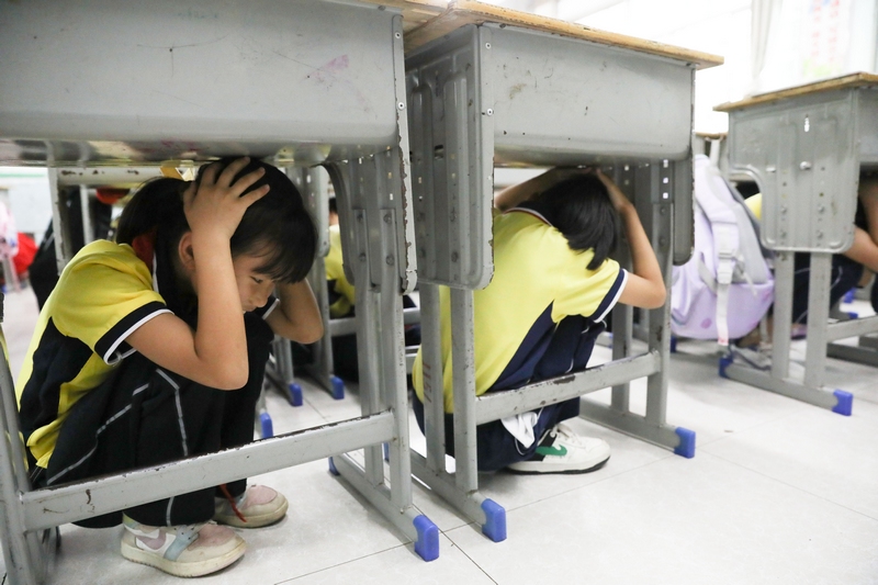 圖為學生正在進行避險自救演練。楊婷攝 (1)