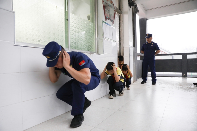 圖為學生正在進行避險自救演練。楊婷攝（2）