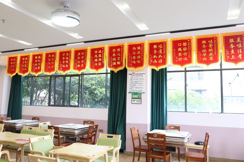 湖城社區老人為社區養老服務站送來的錦旗。劉麟 攝