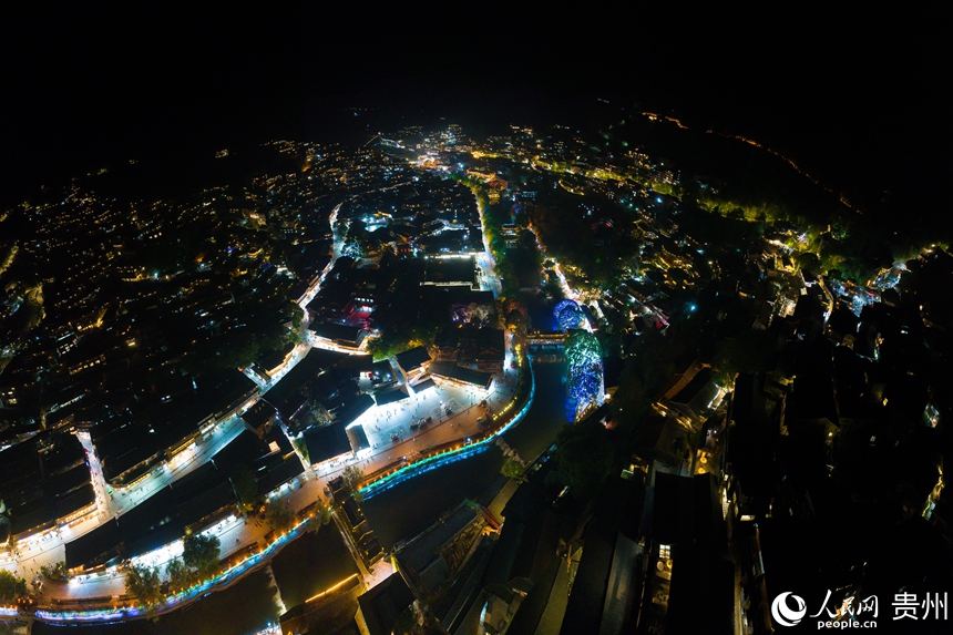 夜幕下的西江苗寨。人民網(wǎng)記者 涂敏攝