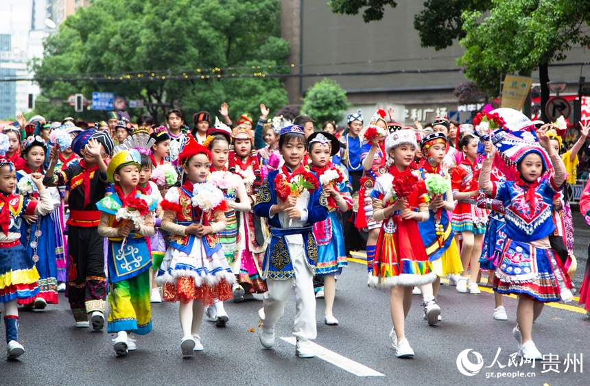 小朋友們身著民族服飾走在巡游前列。人民網記者 高華攝