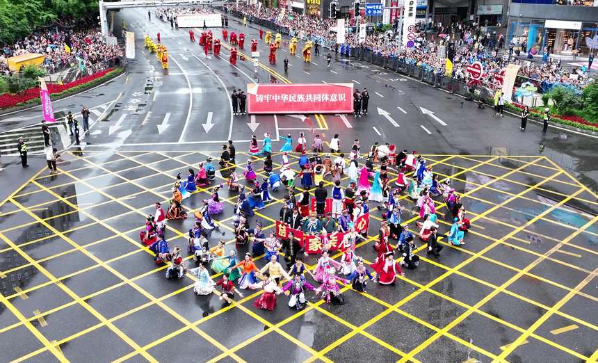 此次巡游途徑貴陽(yáng)市中心城區(qū)。圖片由貴陽(yáng)日?qǐng)?bào)提供