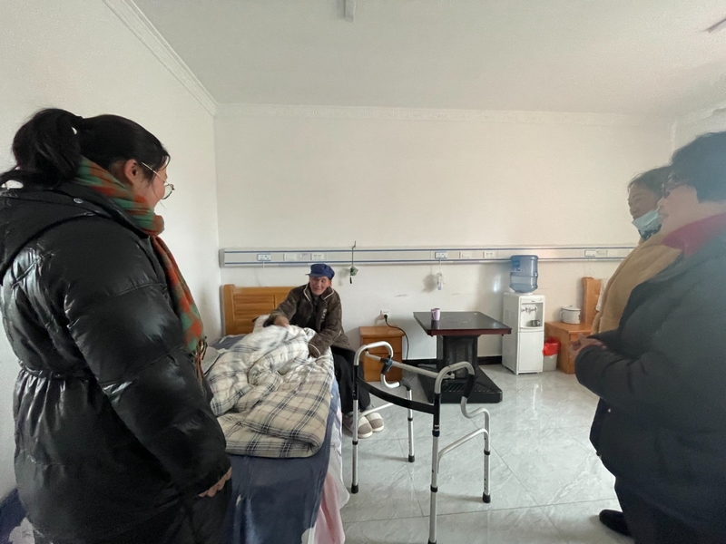 (4)張歷霞在敬老中心看望特困供養老人。